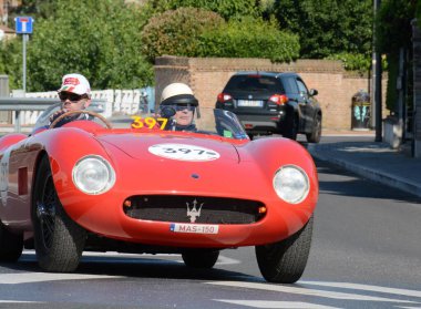 FERRARA, ITALY - 15 Haziran 2024: 2024 Mille Miglia boyunca Ferrara sokaklarında klasik bir araba yarışı.