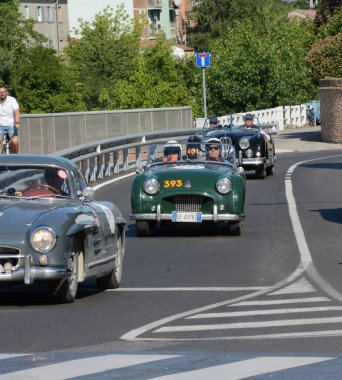 FERRARA, ITALY - 15 Haziran 2024: 2024 Mille Miglia boyunca Ferrara sokaklarında klasik bir araba yarışı.