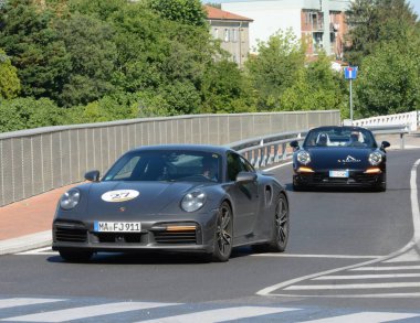 FERRARA, ITALY - 15 Haziran 2024: 2024 Mille Miglia boyunca Ferrara sokaklarında klasik bir araba yarışı.