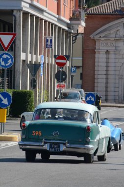 FERRARA, ITALY - 15 Haziran 2024: 2024 Mille Miglia boyunca Ferrara sokaklarında klasik bir araba yarışı.