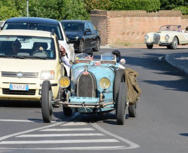 FERRARA, ITALY - 15 Haziran 2024: 2024 Mille Miglia boyunca Ferrara sokaklarında klasik bir araba yarışı.