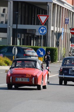 FERRARA, ITALY - 15 Haziran 2024: 2024 Mille Miglia boyunca Ferrara sokaklarında klasik bir araba yarışı.