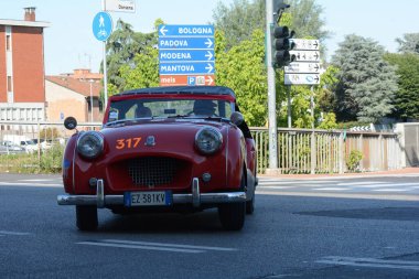 FERRARA, ITALY - 15 Haziran 2024: 2024 Mille Miglia boyunca Ferrara sokaklarında klasik bir araba yarışı.