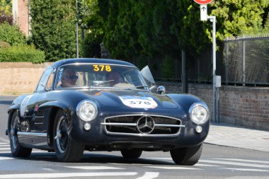 FERRARA, ITALY - 15 Haziran 2024: 2024 Mille Miglia boyunca Ferrara sokaklarında klasik bir araba yarışı.