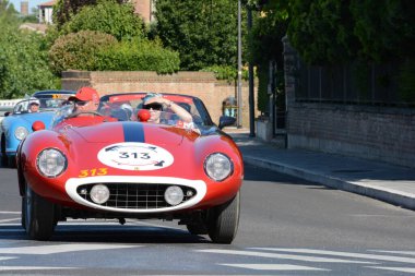 FERRARA, ITALY - 15 Haziran 2024: 2024 Mille Miglia boyunca Ferrara sokaklarında klasik bir araba yarışı.