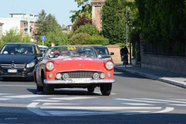 FERRARA, ITALY - 15 Haziran 2024: 2024 Mille Miglia boyunca Ferrara sokaklarında klasik bir araba yarışı.