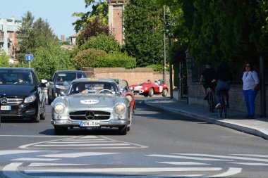 FERRARA, ITALY - 15 Haziran 2024: 2024 Mille Miglia boyunca Ferrara sokaklarında klasik bir araba yarışı.