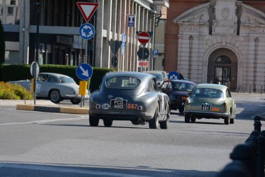 FERRARA, ITALY - 15 Haziran 2024: 2024 Mille Miglia boyunca Ferrara sokaklarında klasik bir araba yarışı.