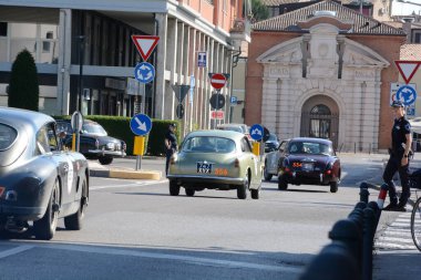 FERRARA, ITALY - 15 Haziran 2024: 2024 Mille Miglia boyunca Ferrara sokaklarında klasik bir araba yarışı.