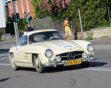 FERRARA, ITALY - 15 Haziran 2024: 2024 Mille Miglia boyunca Ferrara sokaklarında klasik bir araba yarışı.