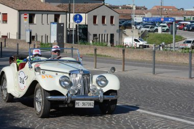FERRARA, ITALY - 15 Haziran 2024: 2024 Mille Miglia boyunca Ferrara sokaklarında klasik bir araba yarışı.