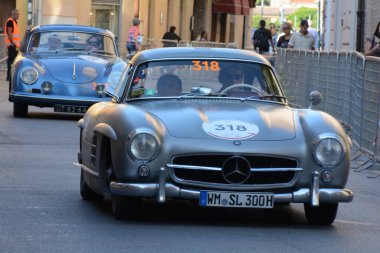 FERRARA, ITALY - 15 Haziran 2024: 2024 Mille Miglia boyunca Ferrara sokaklarında klasik bir araba yarışı.
