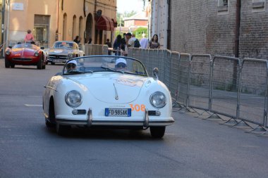 FERRARA, ITALY - 15 Haziran 2024: 2024 Mille Miglia boyunca Ferrara sokaklarında klasik bir araba yarışı.