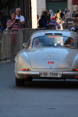 FERRARA, ITALY - 15 Haziran 2024: 2024 Mille Miglia boyunca Ferrara sokaklarında klasik bir araba yarışı.