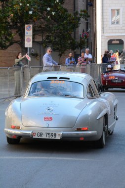 FERRARA, ITALY - 15 Haziran 2024: 2024 Mille Miglia boyunca Ferrara sokaklarında klasik bir araba yarışı.