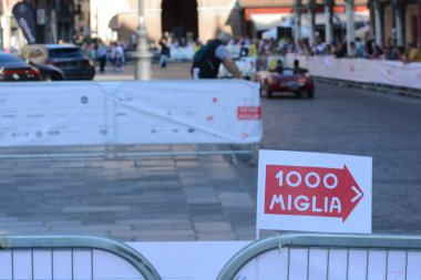 FERRARA, ITALY - 15 Haziran 2024: 2024 Mille Miglia boyunca Ferrara sokaklarında klasik bir araba yarışı.