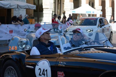 FERRARA, ITALY - 15 Haziran 2024: 2024 Mille Miglia boyunca Ferrara sokaklarında klasik bir araba yarışı.