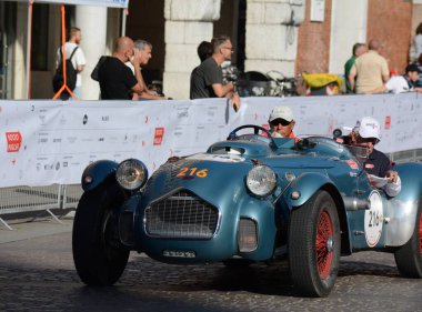 FERRARA, ITALY - 15 Haziran 2024: 2024 Mille Miglia boyunca Ferrara sokaklarında klasik bir araba yarışı.