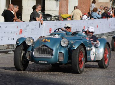 FERRARA, ITALY - 15 Haziran 2024: 2024 Mille Miglia boyunca Ferrara sokaklarında klasik bir araba yarışı.