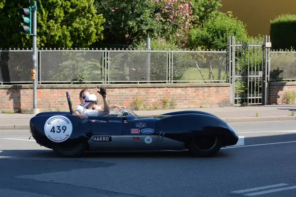 FERRARA, ITALY - 15 Haziran 2024: 2024 Mille Miglia boyunca Ferrara sokaklarında klasik bir araba yarışı.