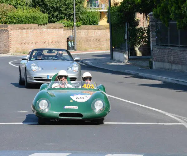 FERRARA, ITALY - 15 Haziran 2024: 2024 Mille Miglia boyunca Ferrara sokaklarında klasik bir araba yarışı.