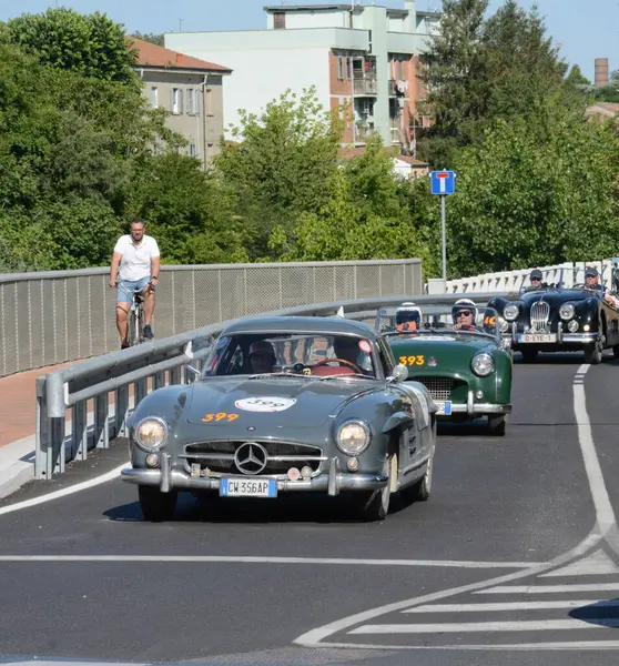 FERRARA, ITALY - 15 Haziran 2024: 2024 Mille Miglia boyunca Ferrara sokaklarında klasik bir araba yarışı.