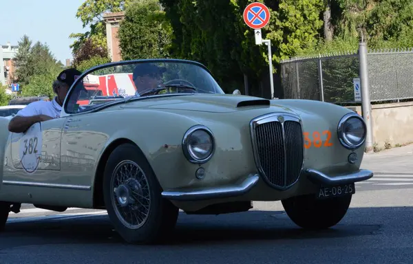 FERRARA, ITALY - 15 Haziran 2024: 2024 Mille Miglia boyunca Ferrara sokaklarında klasik bir araba yarışı.