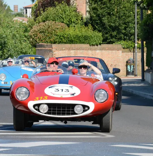 FERRARA, ITALY - 15 Haziran 2024: 2024 Mille Miglia boyunca Ferrara sokaklarında klasik bir araba yarışı.