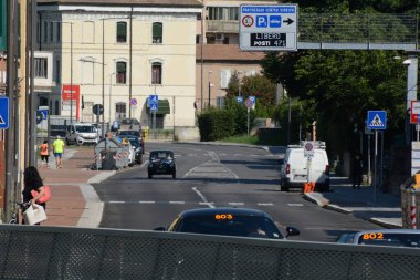 FERRARA, ITALY - 15 Haziran 2024: 2024 Mille Miglia boyunca Ferrara sokaklarında klasik bir araba yarışı.