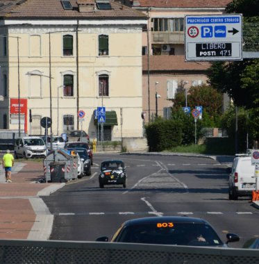 FERRARA, ITALY - 15 Haziran 2024: 2024 Mille Miglia boyunca Ferrara sokaklarında klasik bir araba yarışı.