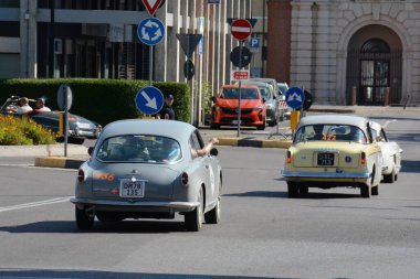 FERRARA, ITALY - 15 Haziran 2024: 2024 Mille Miglia boyunca Ferrara sokaklarında klasik bir araba yarışı.