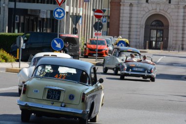 FERRARA, ITALY - 15 Haziran 2024: 2024 Mille Miglia boyunca Ferrara sokaklarında klasik bir araba yarışı.