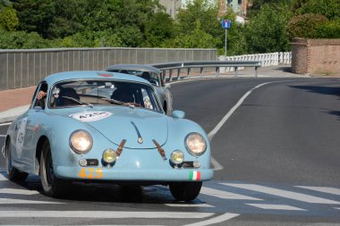 FERRARA, ITALY - 15 Haziran 2024: 2024 Mille Miglia boyunca Ferrara sokaklarında klasik bir araba yarışı.
