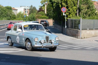 FERRARA, ITALY - 15 Haziran 2024: 2024 Mille Miglia boyunca Ferrara sokaklarında klasik bir araba yarışı.