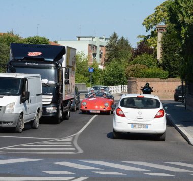 FERRARA, ITALY - 15 Haziran 2024: 2024 Mille Miglia boyunca Ferrara sokaklarında klasik bir araba yarışı.