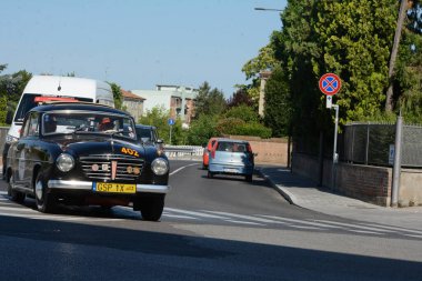 FERRARA, ITALY - 15 Haziran 2024: 2024 Mille Miglia boyunca Ferrara sokaklarında klasik bir araba yarışı.