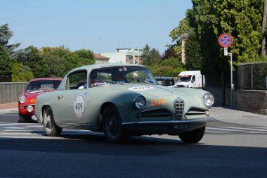 FERRARA, ITALY - 15 Haziran 2024: 2024 Mille Miglia boyunca Ferrara sokaklarında klasik bir araba yarışı.