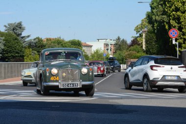 FERRARA, ITALY - 15 Haziran 2024: 2024 Mille Miglia boyunca Ferrara sokaklarında klasik bir araba yarışı.