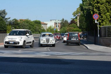 FERRARA, ITALY - 15 Haziran 2024: 2024 Mille Miglia boyunca Ferrara sokaklarında klasik bir araba yarışı.