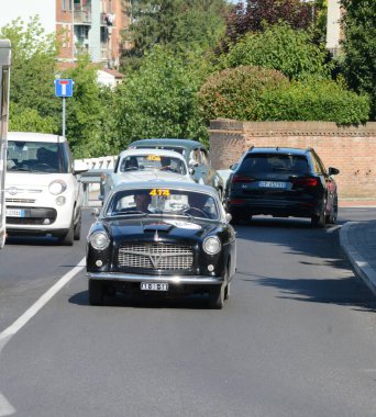 FERRARA, ITALY - 15 Haziran 2024: 2024 Mille Miglia boyunca Ferrara sokaklarında klasik bir araba yarışı.