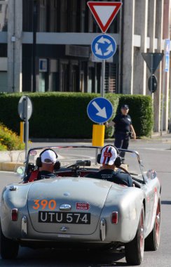 FERRARA, ITALY - 15 Haziran 2024: 2024 Mille Miglia boyunca Ferrara sokaklarında klasik bir araba yarışı.