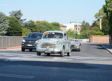 FERRARA, ITALY - 15 Haziran 2024: 2024 Mille Miglia boyunca Ferrara sokaklarında klasik bir araba yarışı.