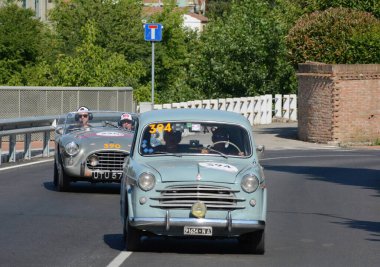 FERRARA, ITALY - 15 Haziran 2024: 2024 Mille Miglia boyunca Ferrara sokaklarında klasik bir araba yarışı.