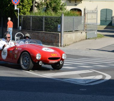 FERRARA, ITALY - 15 Haziran 2024: 2024 Mille Miglia boyunca Ferrara sokaklarında klasik bir araba yarışı.