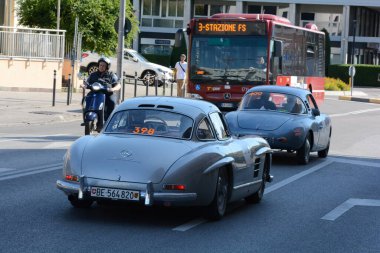 FERRARA, ITALY - 15 Haziran 2024: 2024 Mille Miglia boyunca Ferrara sokaklarında klasik bir araba yarışı.