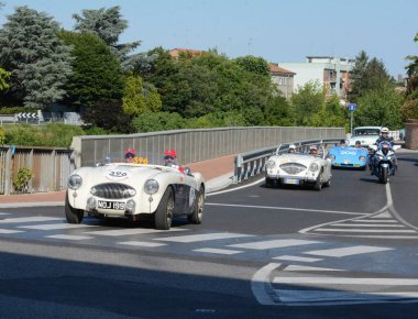 FERRARA, ITALY - 15 Haziran 2024: 2024 Mille Miglia boyunca Ferrara sokaklarında klasik bir araba yarışı.