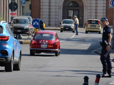 FERRARA, ITALY - 15 Haziran 2024: 2024 Mille Miglia boyunca Ferrara sokaklarında klasik bir araba yarışı.