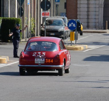 FERRARA, ITALY - 15 Haziran 2024: 2024 Mille Miglia boyunca Ferrara sokaklarında klasik bir araba yarışı.