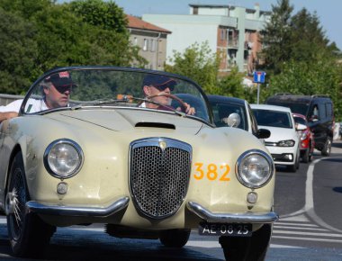 FERRARA, ITALY - 15 Haziran 2024: 2024 Mille Miglia boyunca Ferrara sokaklarında klasik bir araba yarışı.