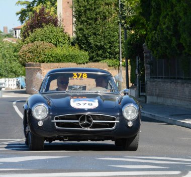 FERRARA, ITALY - 15 Haziran 2024: 2024 Mille Miglia boyunca Ferrara sokaklarında klasik bir araba yarışı.